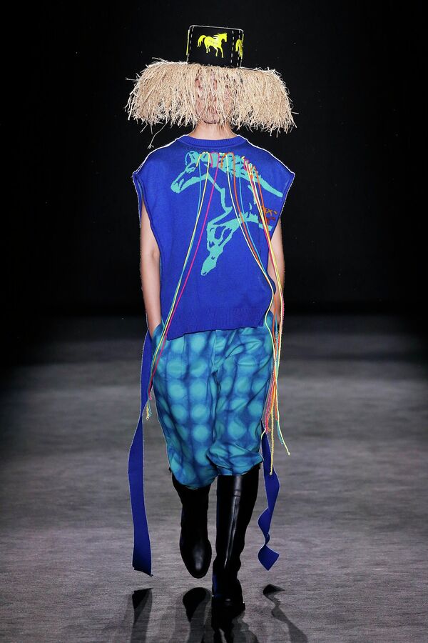 Người mẫu trình diễn trên sàn catwalk tại show thời trang Chulaap trong khuôn khổ Tuần lễ thời trang Barcelona 080 tại Bệnh viện Sant Pau, Tây Ban Nha, 2020 - Sputnik Việt Nam