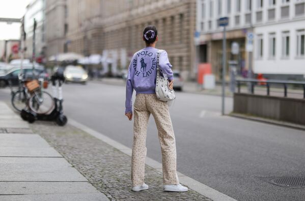 Celine Bethmann mặc áo len Polo Ralph Lauren màu tím nhạt ở Berlin, Đức, 2022 - Sputnik Việt Nam