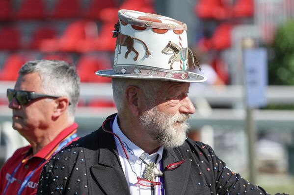 Giám đốc cưỡi ngựa Pedro Cebulka đội mũ đặc biệt, Ý, 2023 - Sputnik Việt Nam