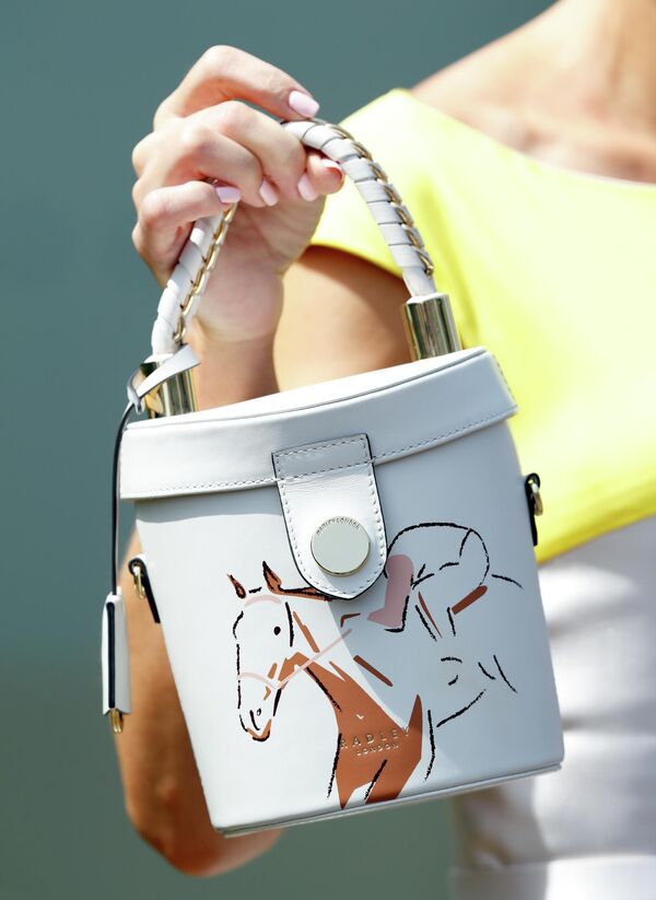 Túi của Charlotte Hawkins vào ngày đầu tiên của Royal Ascot, Anh, 2021 - Sputnik Việt Nam