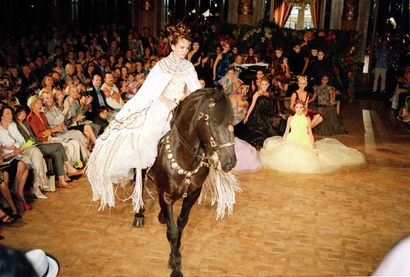 Người mẫu Valentina Pozzo di Borgo cưỡi ngựa trong bộ vest Franck Sorbier tại buổi trình diễn thời trang cao cấp Paris, Pháp, 2001 - Sputnik Việt Nam