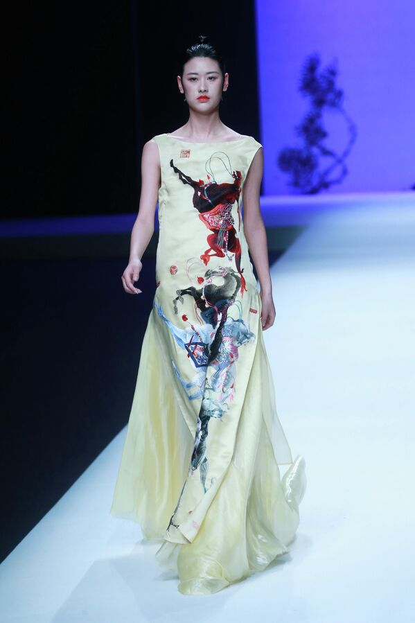 Người mẫu trình diễn trên sàn catwalk tại buổi trình diễn của David Sylvia do nhà thiết kế Hao Weiming thực hiện vào ngày thứ năm của Tuần lễ thời trang Mercedes-Benz Trung Quốc tại Bắc Kinh, Trung Quốc, 2018 - Sputnik Việt Nam