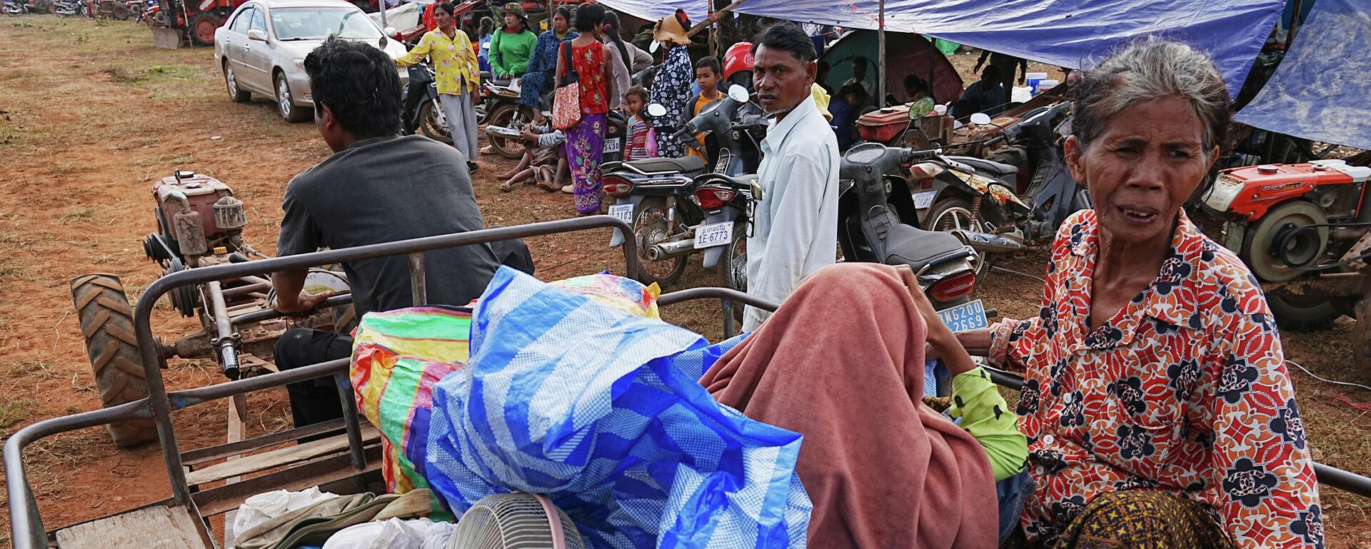 Người dân sơ tán đến các cánh đồng lúa ở Chon Kal, Campuchia. - Sputnik Việt Nam, 1920, 15.12.2025