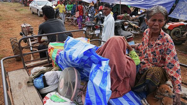 Người dân sơ tán đến các cánh đồng lúa ở Chon Kal, Campuchia. - Sputnik Việt Nam