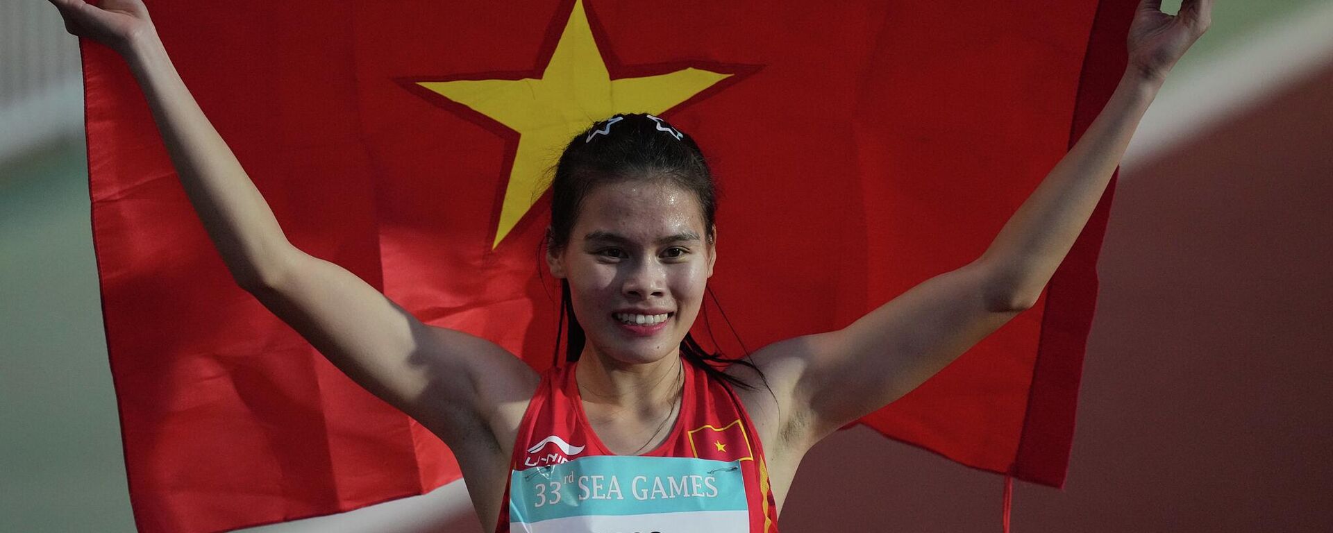 Vận động viên Việt Nam Ngọc Nguyễn ăn mừng chiến thắng trong chung kết chạy 400m nữ tại SEA Games 33 ở Bangkok, Thái Lan - Sputnik Việt Nam, 1920, 15.12.2025