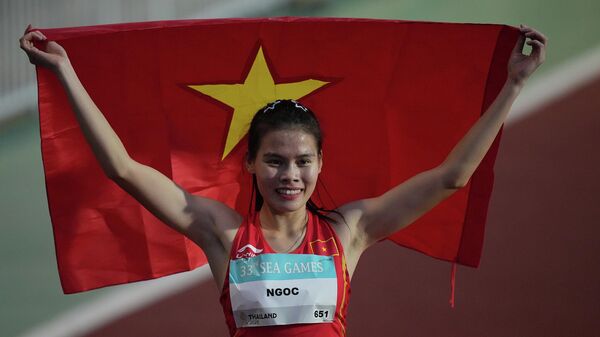 Vận động viên Việt Nam Ngọc Nguyễn ăn mừng chiến thắng trong chung kết chạy 400m nữ tại SEA Games 33 ở Bangkok, Thái Lan - Sputnik Việt Nam