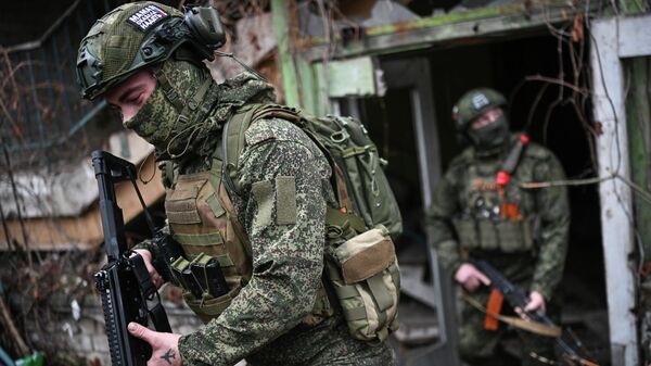 Công tác của các binh sĩ thông tin thuộc Quân đoàn 25 Nga tại hướng Krasnyi Lyman trong chiến dịch quân sự đặc biệt - Sputnik Việt Nam