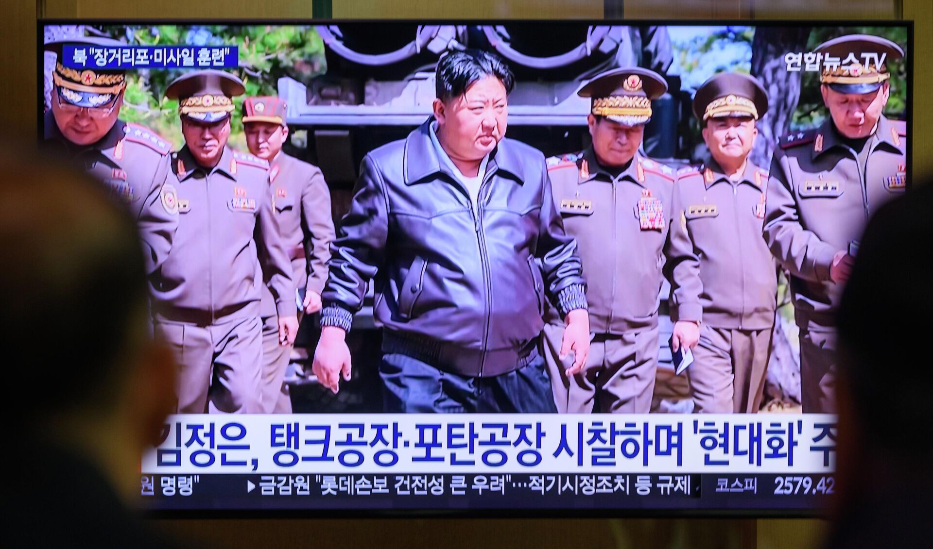 Kim Jong-un thị sát cuộc tập trận chung nhằm thực hiện các cuộc tấn công bằng pháo tầm xa và hệ thống tên lửa trên mặt trận phía đông của Quân đội Nhân dân Triều Tiên. - Sputnik Việt Nam, 1920, 15.12.2025