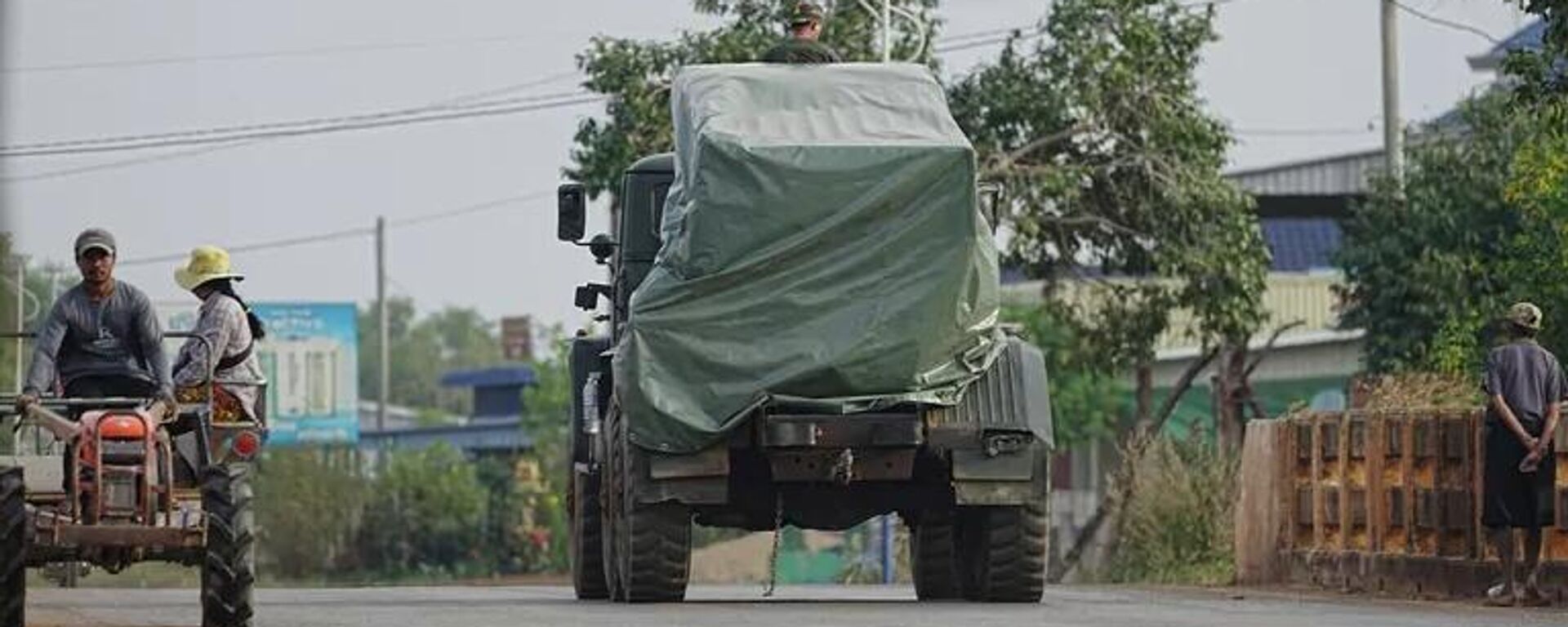 Một chiếc xe quân sự tại tỉnh Siem Reap, Campuchia - Sputnik Việt Nam, 1920, 15.12.2025