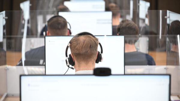 Hoạt động của tổng đài đường dây nóng với Tổng thống Nga Vladimir Putin - Sputnik Việt Nam