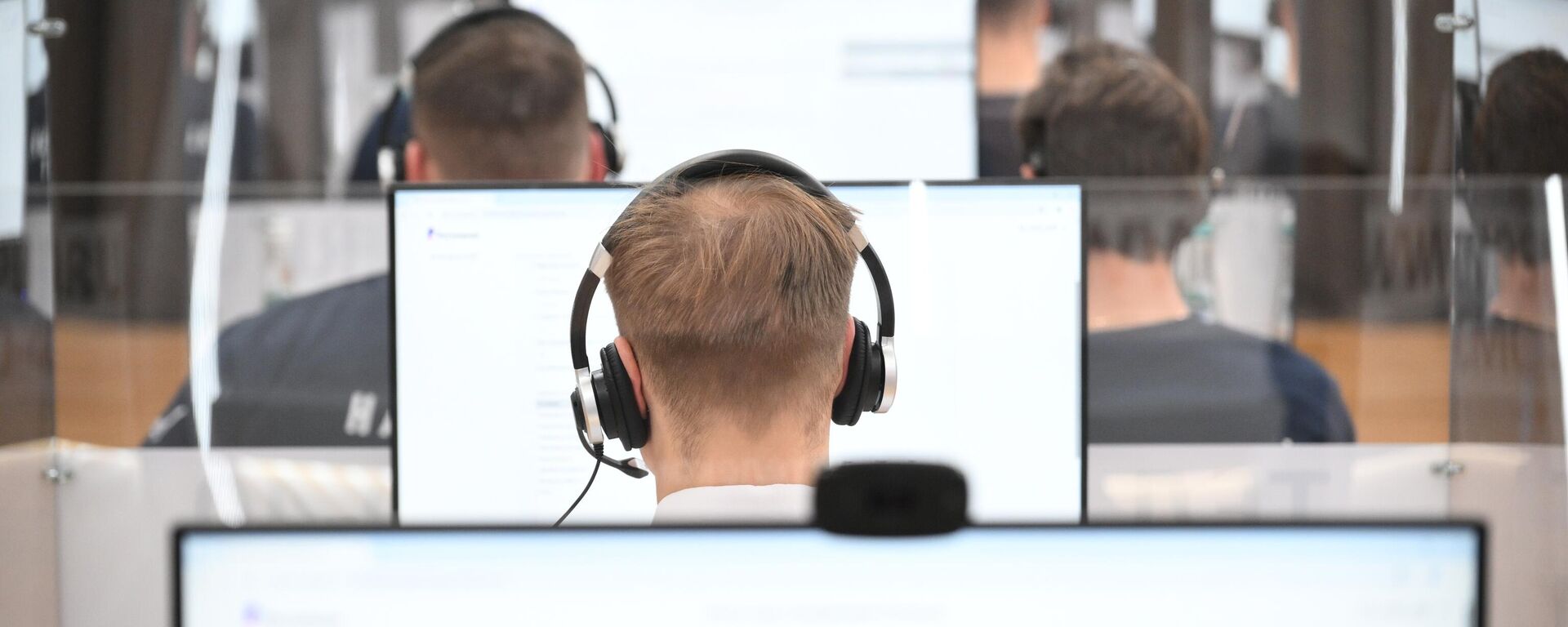 Hoạt động của tổng đài đường dây nóng với Tổng thống Nga Vladimir Putin - Sputnik Việt Nam, 1920, 16.12.2025