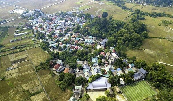 Bản Pom Coọng (Mai Châu, tỉnh Phú Thọ).Công cuộc sắp xếp lại giang sơn: Việt Nam tiến hành sáp nhập, giảm từ 63 tỉnh, thành phố xuống còn 34 (28 tỉnh và 6 thành phố trực thuộc Trung ương). Quốc hội thông qua nghị quyết sửa Hiến pháp, chính thức bỏ cấp huyện. - Sputnik Việt Nam