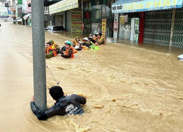 Lực lượng chức năng sơ tán người dân ở Khánh Hòa đến nơi an toàn.Việt Nam hứng chịu hậu quả nặng nề từ thiên tai, mưa lũ, biến đổi khí hậu, nhiều hiện tượng thiên nhiên dị thường, khiến nhiều người chết và mất tích, thiệt hại kinh tế nặng nề. Nga là một trong những quốc gia đầu tiên triển khai chuyến bay đặc biệt cứu trợ Việt Nam. - Sputnik Việt Nam