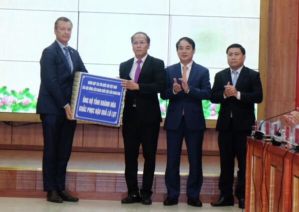 Ông Andrey Vladimirovich Yatskin, Phó Chủ tịch Thứ nhất Hội đồng Liên bang Quốc hội Liên bang Nga trao nhiều phần quà hỗ trợ nhân dân Khánh Hòa. - Sputnik Việt Nam