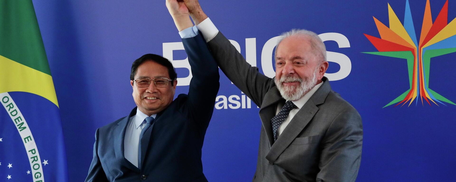 Tổng thống Brazil Luiz Inácio Lula da Silva chào đón Thủ tướng Việt Nam Phạm Minh Chính trong cuộc gặp song phương trước thềm Hội nghị Thượng đỉnh BRICS tại Rio de Janeiro, Brazil. - Sputnik Việt Nam, 1920, 28.12.2025