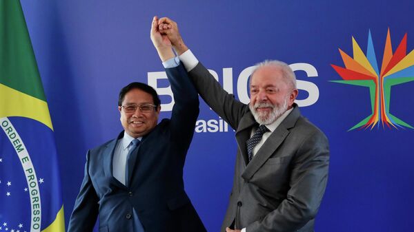 Tổng thống Brazil Luiz Inácio Lula da Silva chào đón Thủ tướng Việt Nam Phạm Minh Chính trong cuộc gặp song phương trước thềm Hội nghị Thượng đỉnh BRICS tại Rio de Janeiro, Brazil. - Sputnik Việt Nam