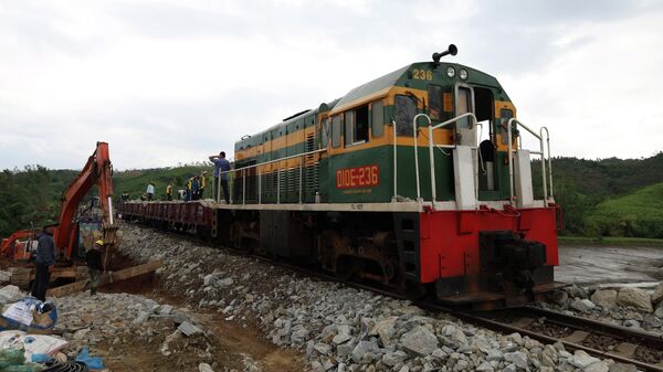 Tàu vận chuyển vật liệu xây dựng đến khu vực sạt lở để thi công
 - Sputnik Việt Nam