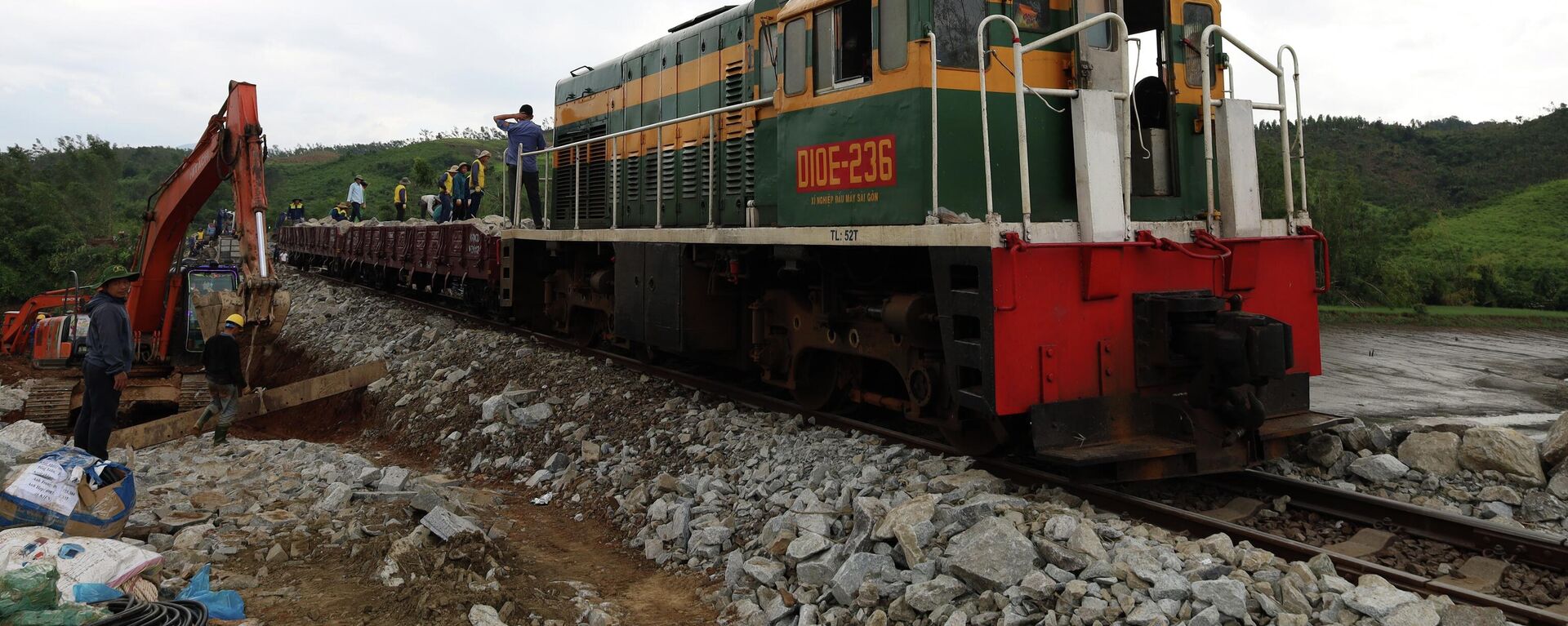 Tàu vận chuyển vật liệu xây dựng đến khu vực sạt lở để thi công
 - Sputnik Việt Nam, 1920, 16.12.2025