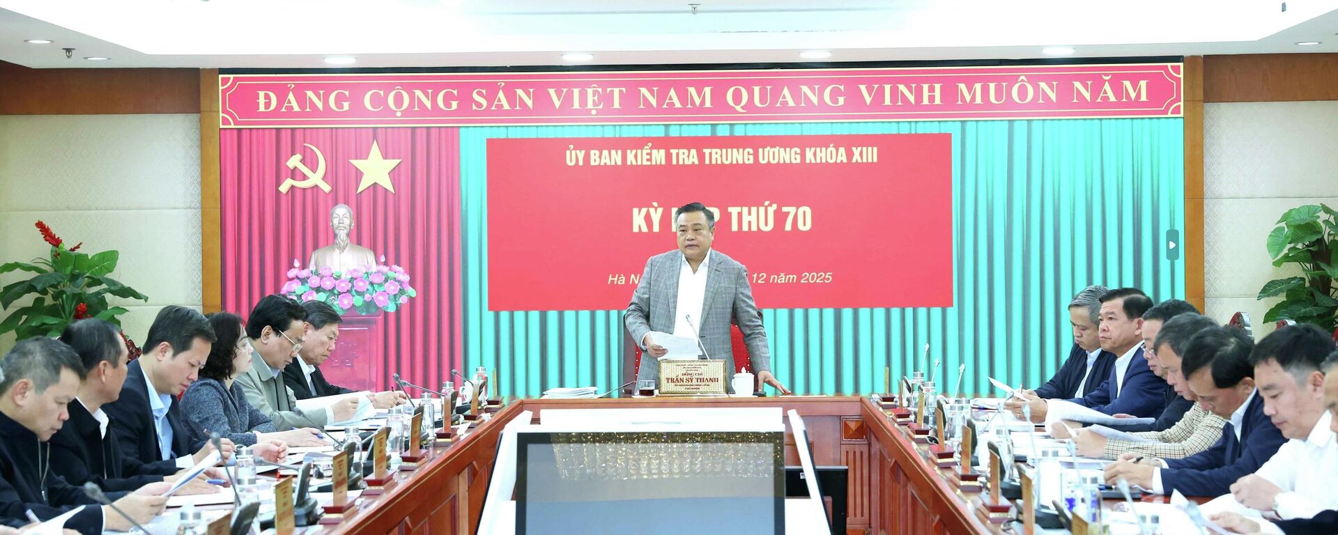 Đồng chí Trần Sỹ Thanh, Ủy viên Trung ương Đảng, Chủ nhiệm Ủy ban Kiểm tra Trung ương chủ trì Kỳ họp - Sputnik Việt Nam, 1920, 16.12.2025