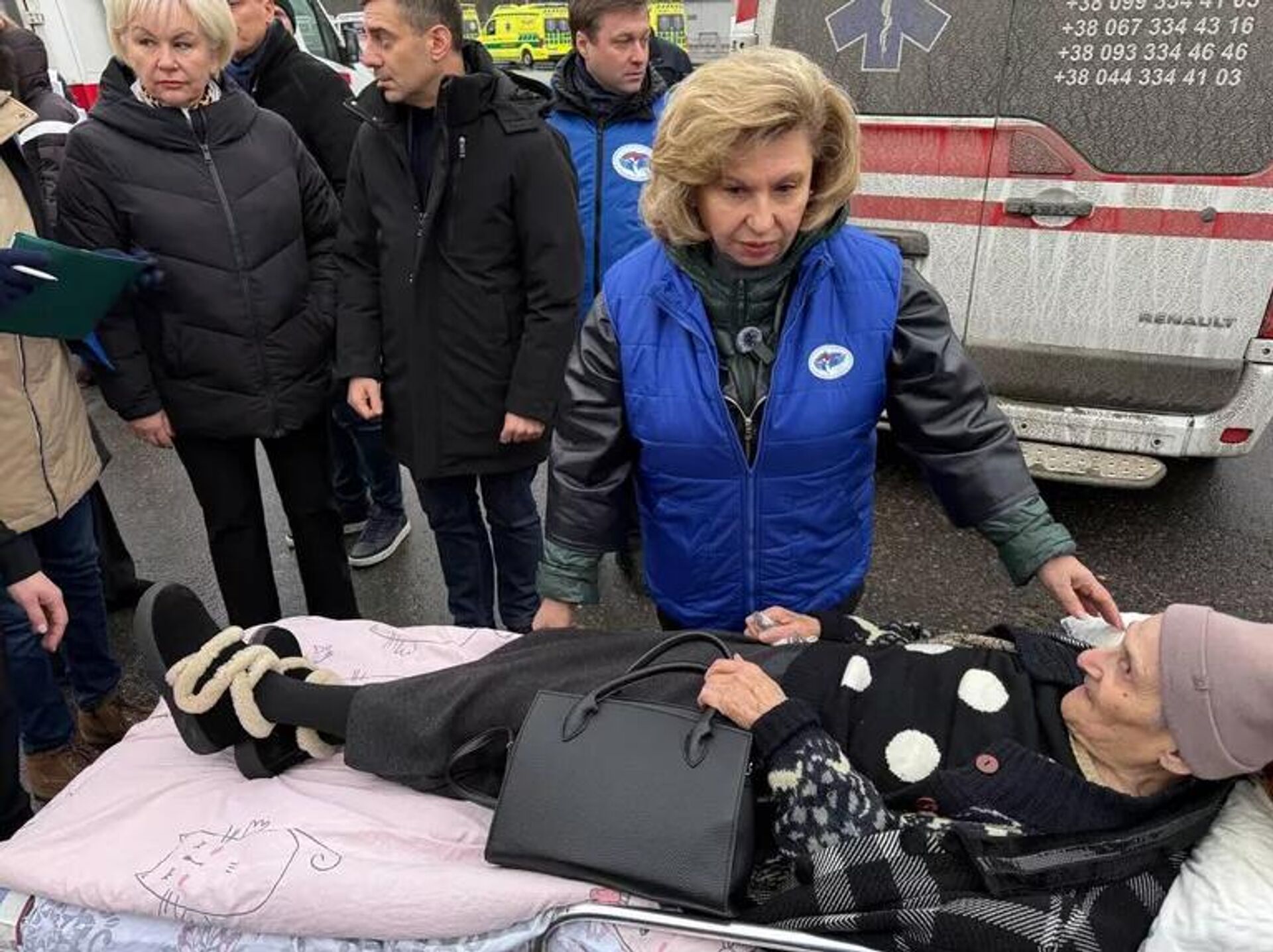 Bà Tatyana Moskalkova, Ủy viên thường trực về Nhân quyền của Nga và các công dân Nga trở về từ lãnh thổ Ukraina. Ngày 16 tháng 12 năm 2025. - Sputnik Việt Nam, 1920, 16.12.2025