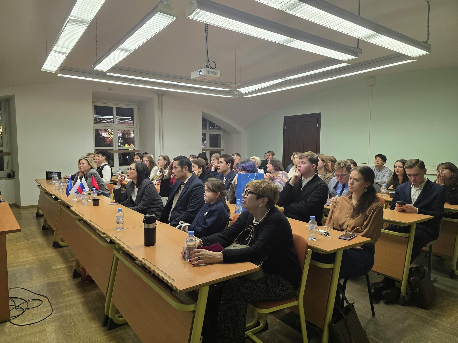 Cuộc thi trắc nghiệm đa phương tiện về Việt Nam lần thứ hai đã diễn ra ở Matxcơva, trong Viện Các nước Á-Phi (IAAS) trực thuộc Đại học Tổng hợp Quốc gia Matxcơva - Sputnik Việt Nam, 1920, 16.12.2025