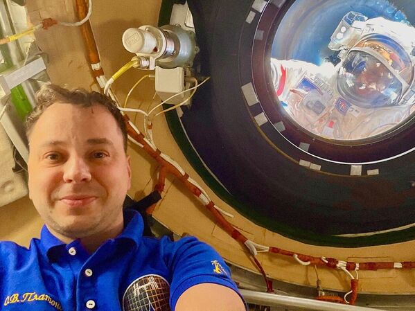 Nhà du hành Oleg Platonov chụp ảnh tự sướng bên trong Trạm Vũ trụ Quốc tế (ISS), trong khi đồng nghiệp Alexei Zubritsky và Sergei Ryzhikov làm việc bên ngoài - Sputnik Việt Nam