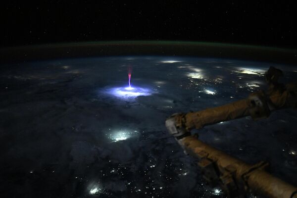 Phi hành gia NASA Nicole Ayers từ MKS chụp được một hiện tượng sét hiếm gặp – sprite (ma sét) - Sputnik Việt Nam