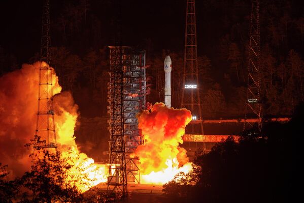 Tên lửa đẩy Long March-3B Y110 mang theo tàu thăm dò Tianwen-2 của Trung Quốc cất cánh từ Trung tâm Phóng Vệ tinh Tây Xương ở tỉnh Tứ Xuyên, Trung Quốc - Sputnik Việt Nam