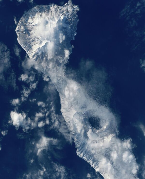 Cảnh quan núi lửa Zavaritsky, hồ Biryuzovoe và núi Milna trên đảo Simushir thuộc quần đảo Kuril Lớn - Sputnik Việt Nam