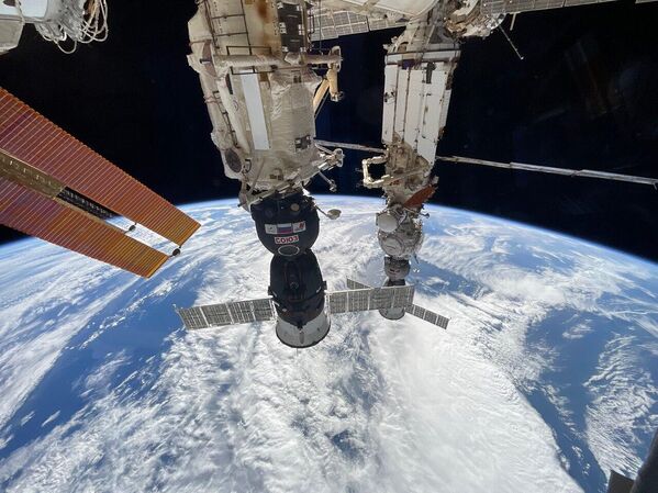 Cảnh quay từ cửa sổ mái vòm Cupola trong ngày lịch sử khi lần đầu tiên tất cả các cổng kết nối trên ISS đều đang được sử dụng - Sputnik Việt Nam