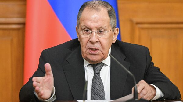 Ngoại trưởng Nga Sergey Lavrov nói tại cuộc họp báo sau khi hội đàm với Ngoại trưởng Iran Abbas Araghchi - Sputnik Việt Nam