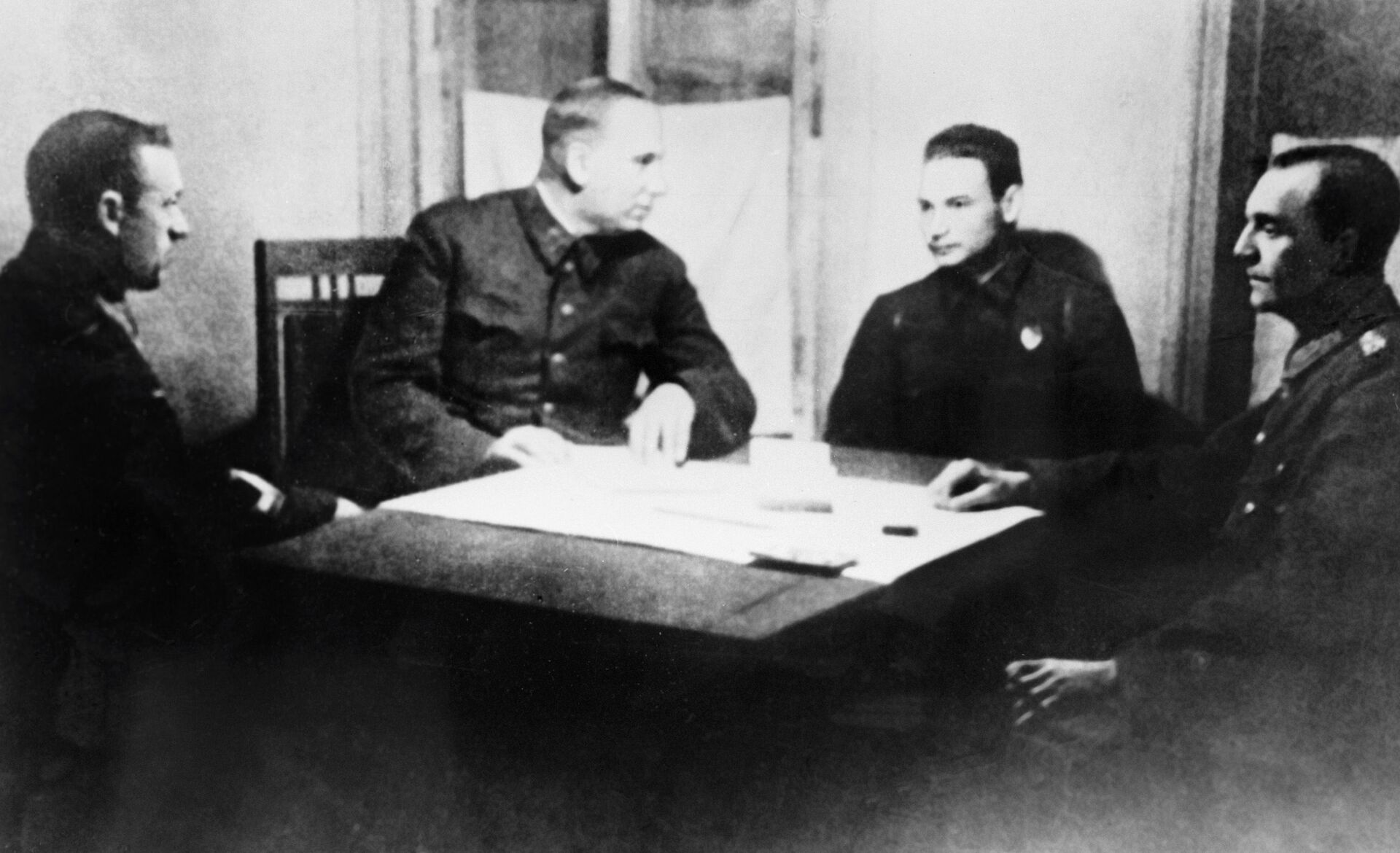 Đại tướng pháo binh Nikolai Voronov và Tư lệnh Mặt trận Don, Trung tướng Konstantin Rokossovsky, thẩm vấn Thống chế Paulus bị bắt giữ tại sở chỉ huy Mặt trận Don sau trận Stalingrad. - Sputnik Việt Nam, 1920, 18.12.2025