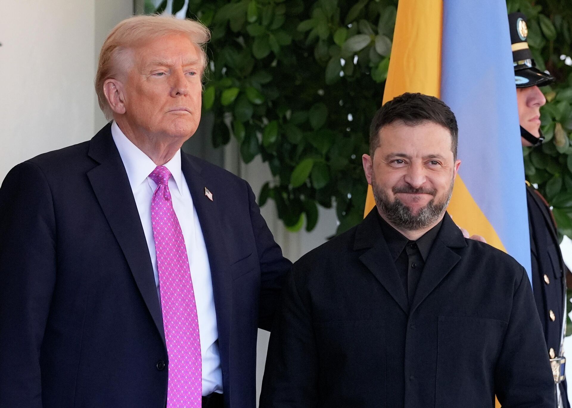Tổng thống Mỹ Donald Trump chào đón Tổng thống Ukrainа Vladimir Zelensky tại Nhà Trắng ở Washington. - Sputnik Việt Nam, 1920, 18.12.2025