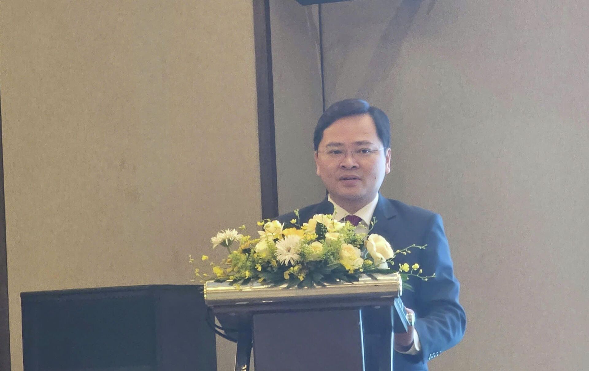 Ông Nguyễn Anh Tuấn, Phó trưởng Ban Chính sách, Chiến lược Trung ương, phát biểu tại buổi công bố bản báo cáo Ông Nguyễn Anh Tuấn, Phó trưởng Ban Chính sách, Chiến lược Trung ương, phát biểu tại buổi công bố bản báo cáo - Sputnik Việt Nam, 1920, 18.12.2025