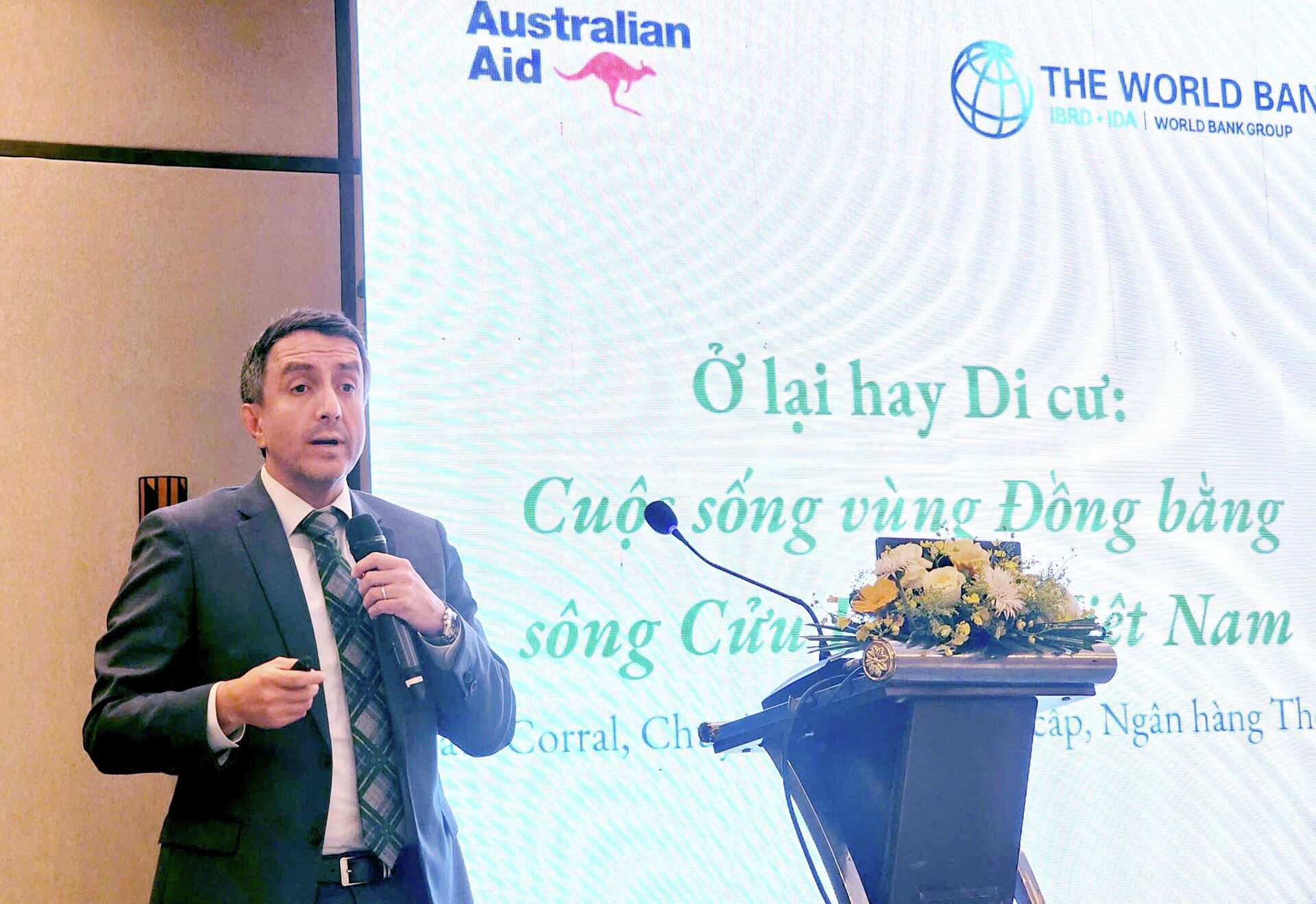 Đại diện Ngân hàng Thế giới trình bày bản báo cáo nội dung Ở lại hay di cư: Ccuộc sống vùng Đồng bằng sông Cửu Long ở Việt Nam Đại diện Ngân hàng Thế giới trình bày bản báo cáo nội dung Ở lại hay di cư: Ccuộc sống vùng Đồng bằng sông Cửu Long ở Việt Nam - Sputnik Việt Nam, 1920, 18.12.2025