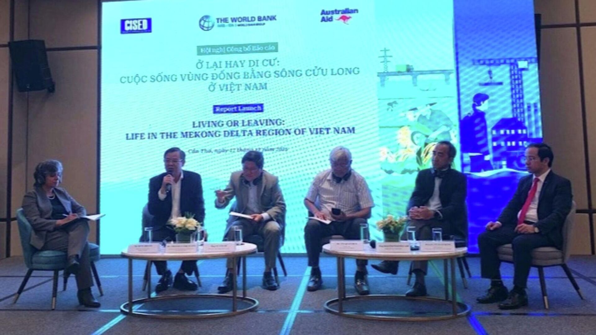 Các đại biểu trao đổi thảo luận tại hội nghị Các đại biểu trao đổi thảo luận tại hội nghị - Sputnik Việt Nam, 1920, 18.12.2025