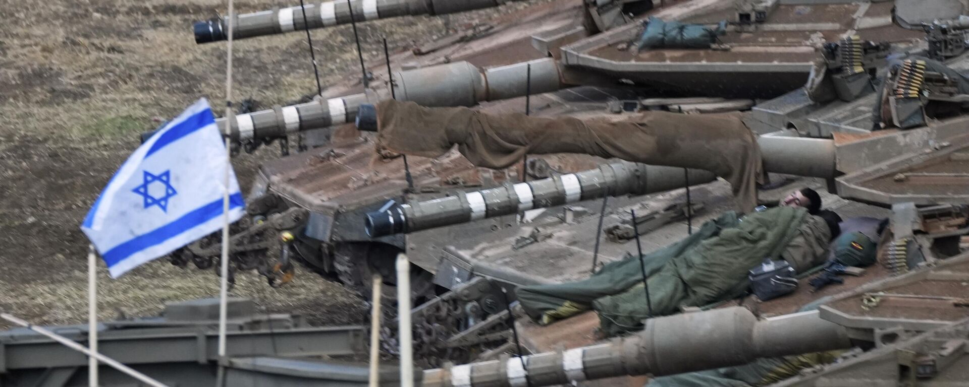 Binh lính Israel ngủ trên xe tăng tại một khu vực tập kết ở miền bắc Israel, gần biên giới Israel-Lebanon. Binh lính Israel ngủ trên xe tăng tại một khu vực tập kết ở miền bắc Israel, gần biên giới Israel-Lebanon. - Sputnik Việt Nam, 1920, 18.12.2025