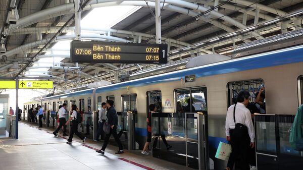Khách lên xuống tàu metro tuyến số 1 Bến Thành - Suối Tiên - Sputnik Việt Nam