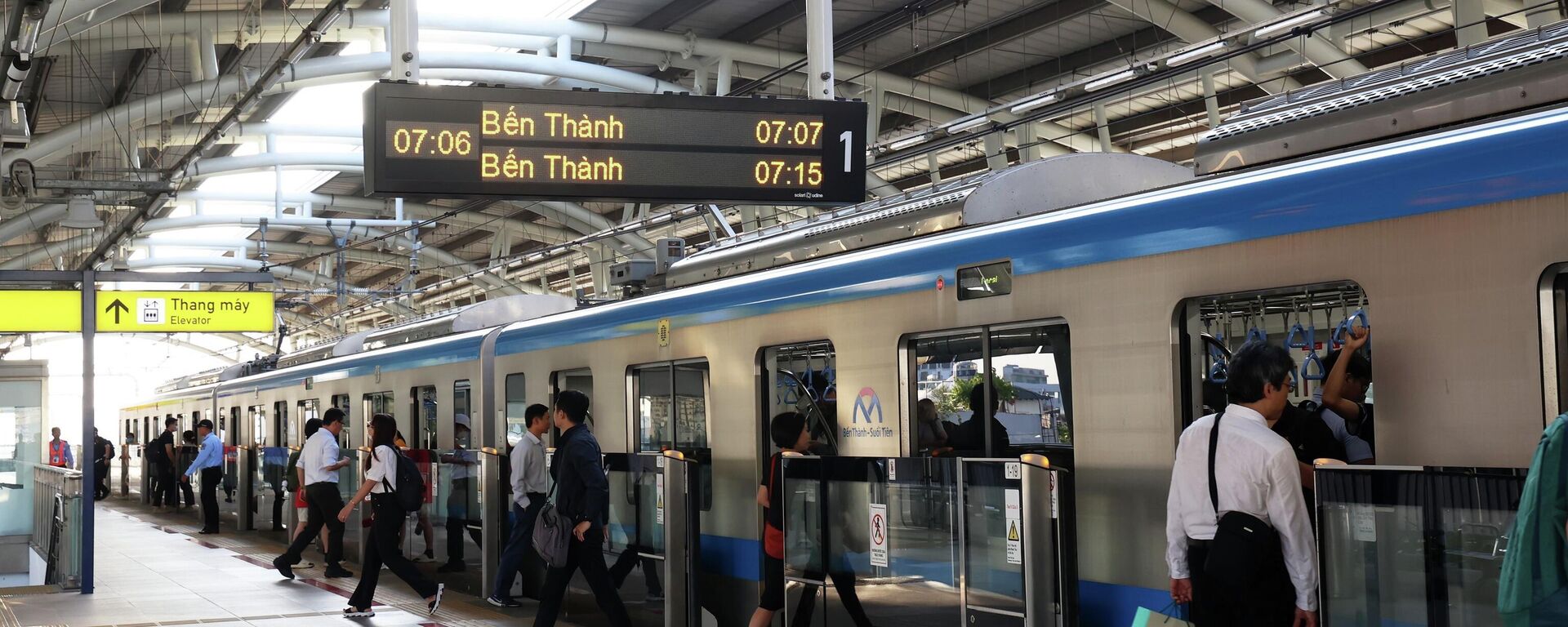 Khách lên xuống tàu metro tuyến số 1 Bến Thành - Suối Tiên Khách lên xuống tàu metro tuyến số 1 Bến Thành - Suối Tiên - Sputnik Việt Nam, 1920, 18.12.2025