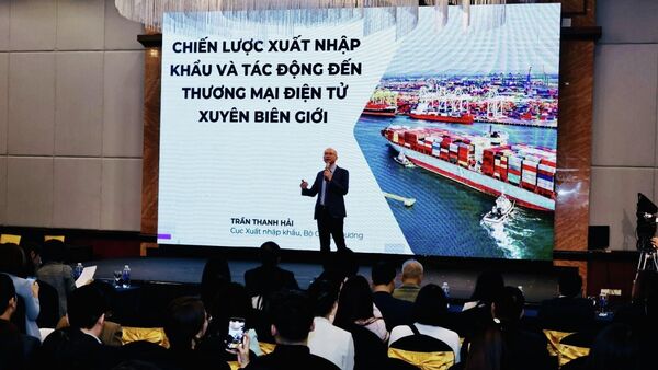 Phó Cục trưởng Cục Xuất nhập khẩu, Bộ Công Thương Trần Thanh Hải tham luận về chiến lược TMĐT - Sputnik Việt Nam