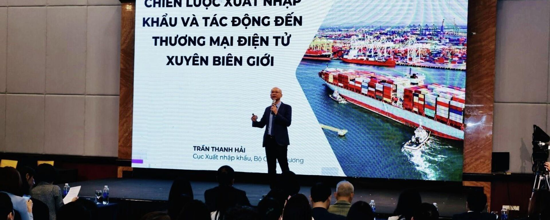 Phó Cục trưởng Cục Xuất nhập khẩu, Bộ Công Thương Trần Thanh Hải tham luận về chiến lược TMĐT - Sputnik Việt Nam, 1920, 18.12.2025