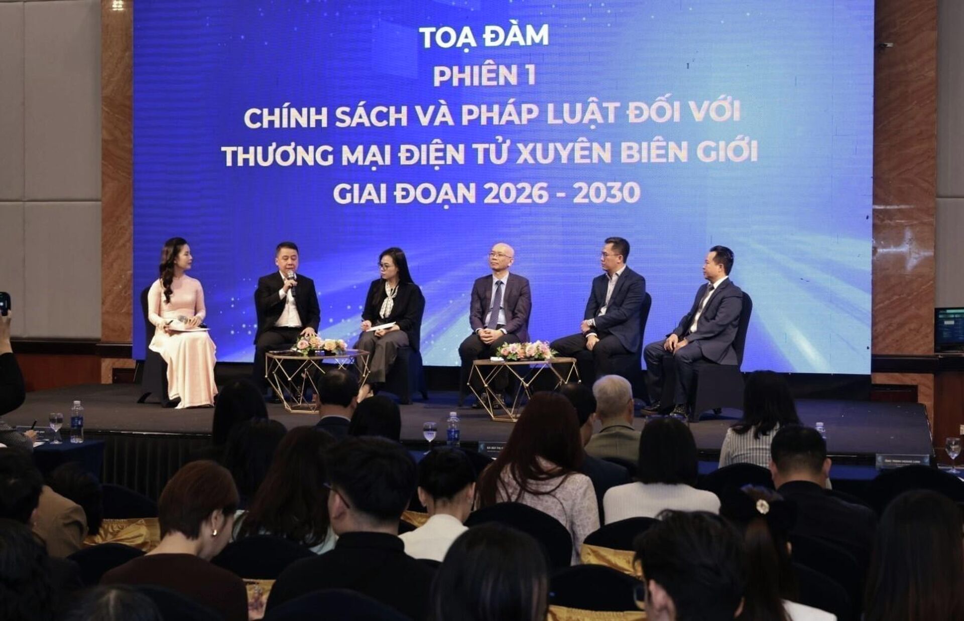 Các chuyên gia, nhà quản lý chia sẻ những chính sách và pháp luật về TMĐT xuyên biên giới - Sputnik Việt Nam, 1920, 18.12.2025