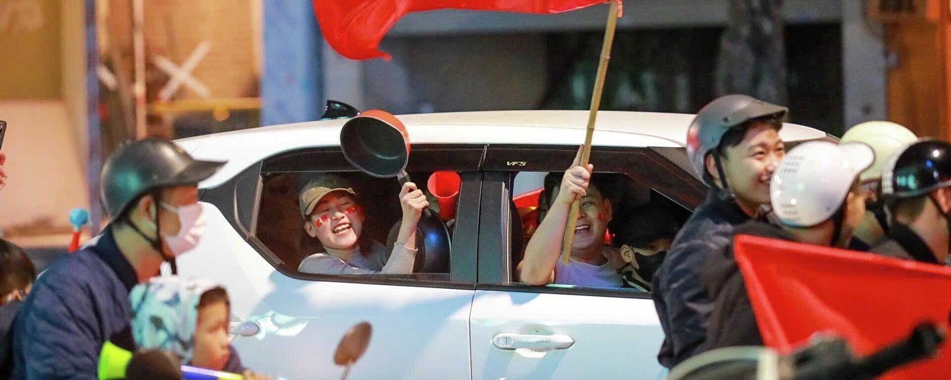 Người hâm mộ Thủ đô tại Phố Hai Bà Trưng - Sputnik Việt Nam, 1920, 20.12.2025