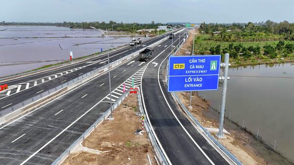 Lối vào cao tốc Cần Thơ - Cà Mau tại nút giao IC5, xã Vị Thủy, thành phố Cần Thơ - Sputnik Việt Nam