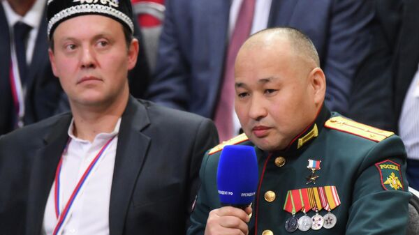 Sĩ quan Naran Ochir-Goryaev, đại đội trưởng đại đội xung kích thuộc tiểu đoàn bộ binh cơ giới, Lữ đoàn bộ binh cơ giới độc lập số 6, Quân đoàn 3 thuộc nhóm “Phía Nam” - Sputnik Việt Nam