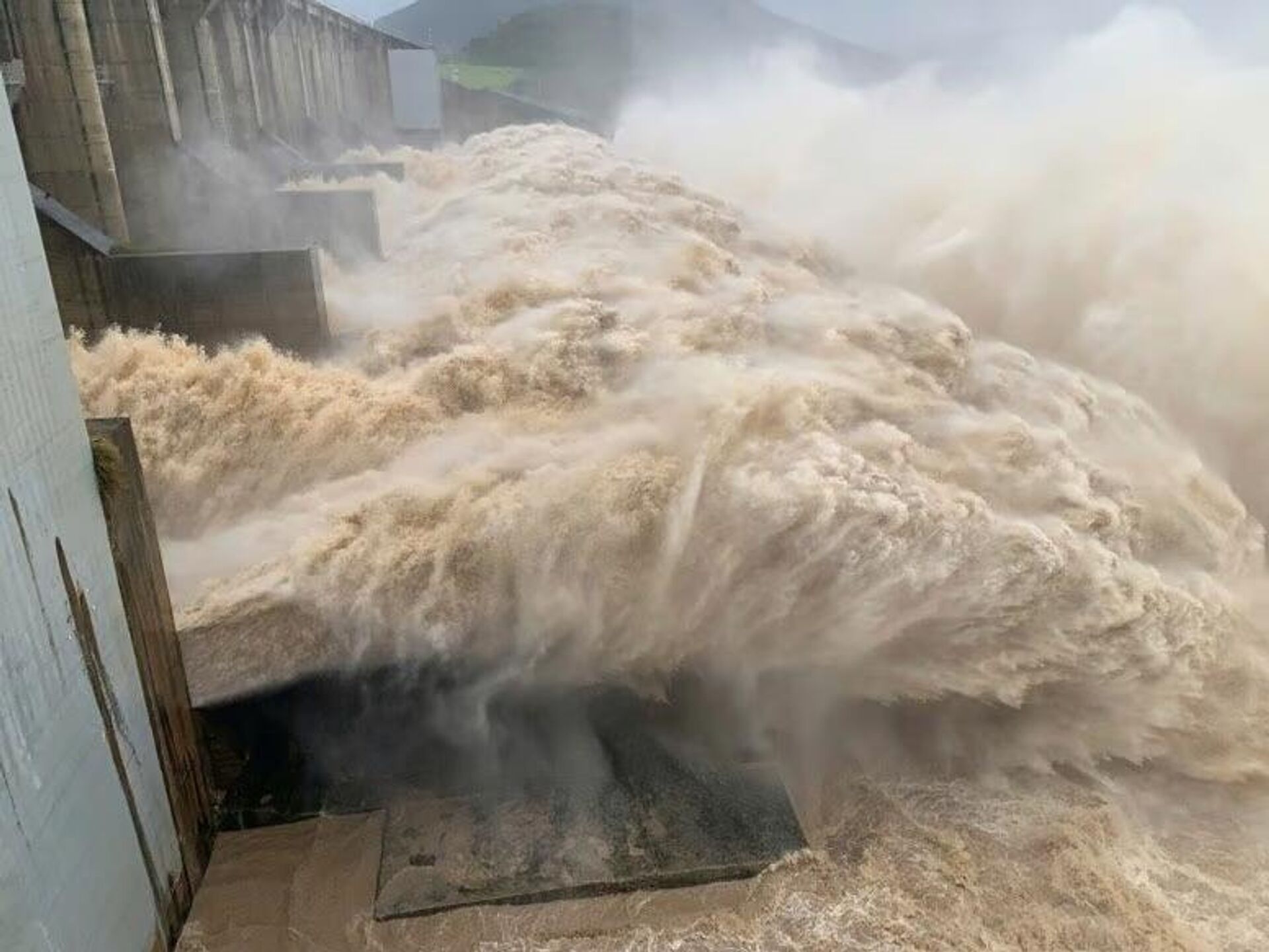 Thời điểm Nhà máy thuỷ điện sông Ba Hạ xả lũ vào chiều 20/11/2025 - Sputnik Việt Nam, 1920, 20.12.2025