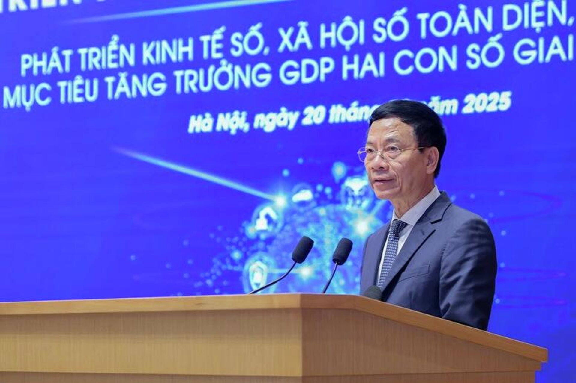 Bộ trưởng Bộ Khoa học và Công nghệ Nguyễn Mạnh Hùng trình bày báo cáo dẫn đề về phát triển kinh tế số và xã hội số Việt Nam Bộ trưởng Bộ Khoa học và Công nghệ Nguyễn Mạnh Hùng trình bày báo cáo dẫn đề về phát triển kinh tế số và xã hội số Việt Nam - Sputnik Việt Nam, 1920, 20.12.2025