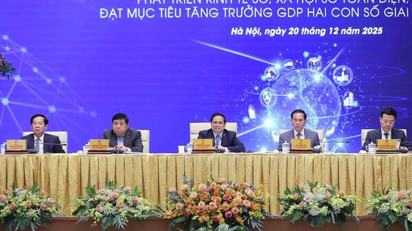 Cùng dự và chủ trì Diễn đàn có Phó Thủ tướng Bùi Thanh Sơn, Phó Thủ tướng Nguyễn Chí Dũng, Bộ trưởng Bộ Khoa học và Công nghệ Nguyễn Mạnh Hùng, Bộ trưởng Bộ Nội vụ Đỗ Thanh Bình - Sputnik Việt Nam