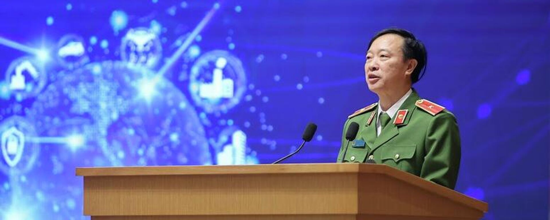 Thiếu tướng Nguyễn Ngọc Cương, Giám đốc Trung tâm Dữ liệu Quốc gia trình bày bài tham luận với chủ đề Từ dữ liệu quốc gia về dân cư tới phát triển kinh tế dữ liệu - Sputnik Việt Nam, 1920, 20.12.2025