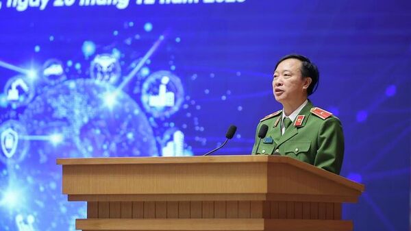 Thiếu tướng Nguyễn Ngọc Cương, Giám đốc Trung tâm Dữ liệu Quốc gia trình bày bài tham luận với chủ đề Từ dữ liệu quốc gia về dân cư tới phát triển kinh tế dữ liệu - Sputnik Việt Nam